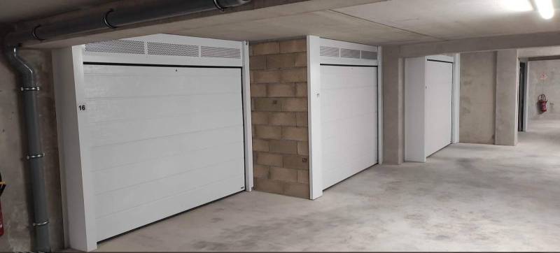 Fourniture et installation de 37 portes de garage sectionnelles motorisées à Collioure (66), Pyrénées-Orientales